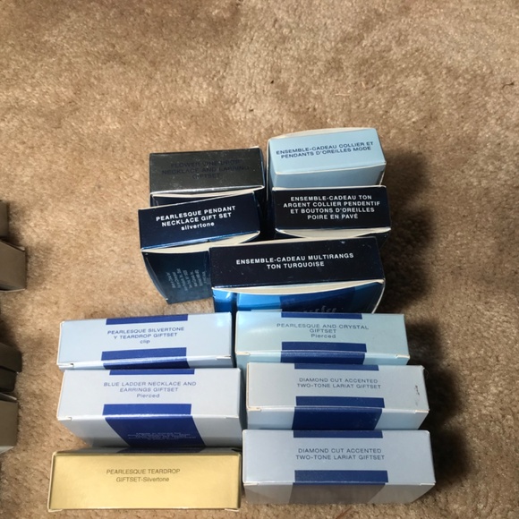 Avon Bracelet and Gift Set Bundle.  7 Bracelets. 10 Gift Sets. - Picture 6 of 6